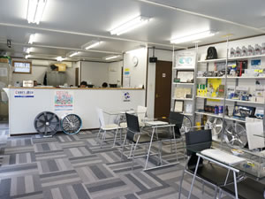 明るく広い待合室